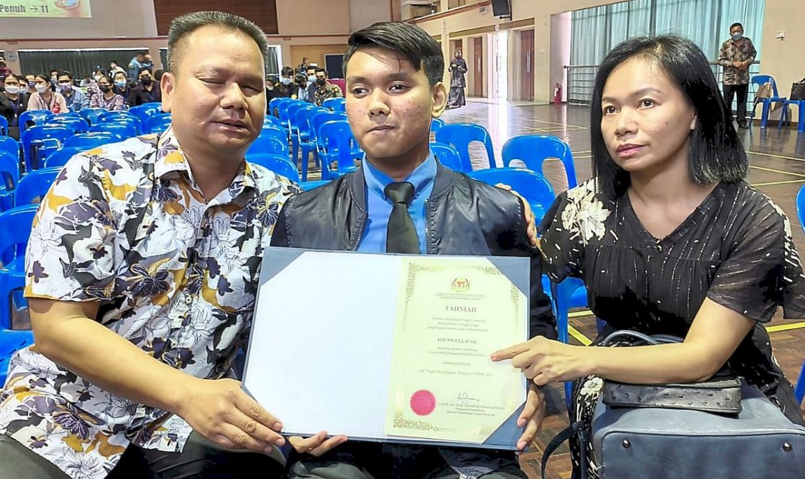 “残疾不是成功的障碍” 男生16岁失明 靠坚毅获STPM佳绩