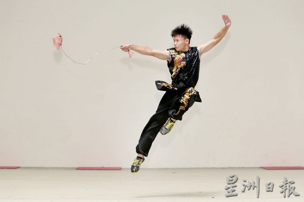 ★7月28日刊登/大霹雳封底主文/【十八般武艺】/古代暗器“九节鞭”高难度 拿捏不当自砸头脚