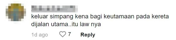 不满女司机硬驶出大路 年轻司机二度比中指