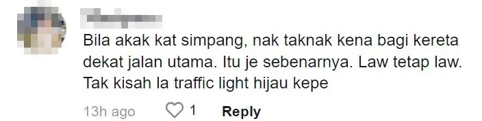 不满女司机硬驶出大路 年轻司机二度比中指