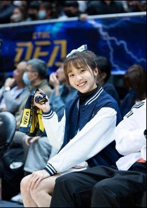 世大运中华队“最美掌旗手”笑容迷倒陆网　微博狂刷一排：好可爱