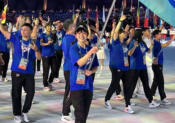 世大运中华队“最美掌旗手”笑容迷倒陆网　微博狂刷一排：好可爱