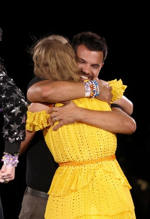 世纪破冰｜泰莱史薇芙大方拥抱  狼人前男友：多么幸运遇见你 