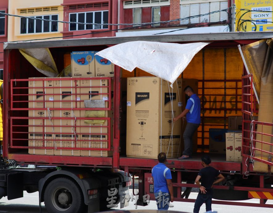 东01：马币跌跌不休，电器本月起涨价。