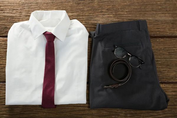 东莞高中“天价制服” 校方强调“收费合理”须统一购买
