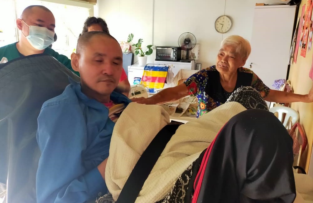 东:84岁妈妈忍痛把瘫痪儿子送安老院