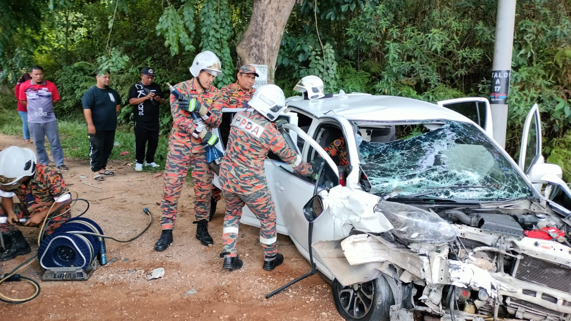 东:两车相撞 1司机被夹毙 2人受伤
