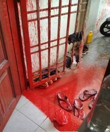 东:丹州警方扣留了一对涉嫌为阿窿集团追债的男女,他们不但进行恐吓,还对欠债人的住家泼漆。