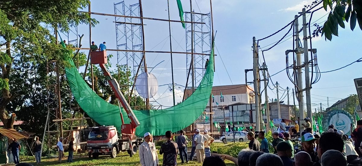东:伊斯兰党支持者打造巨型马来传统风筝(Wau)模型,为伊党州选造势宣传。