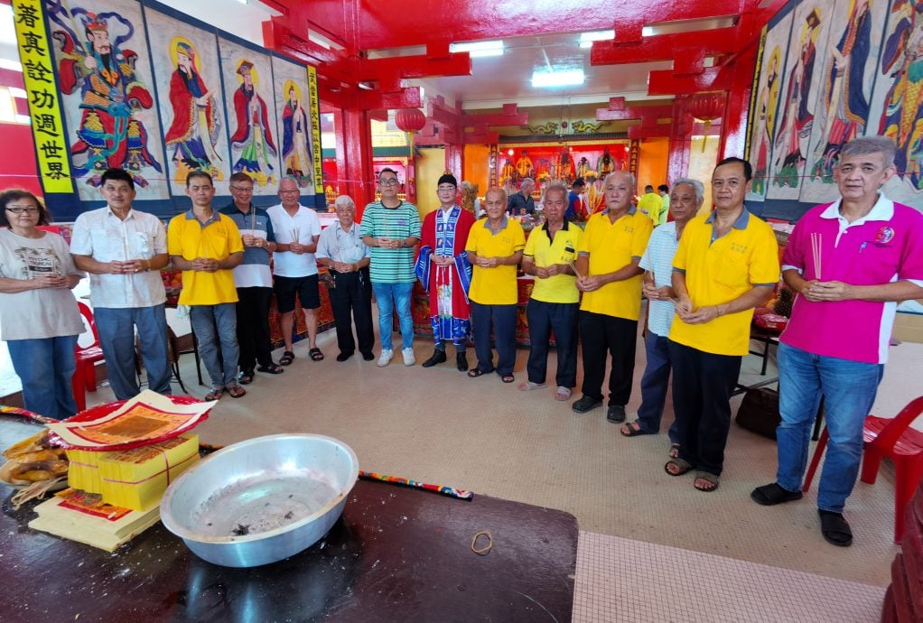 东:关丹华团联合会副会长拿督蔡永祥对于近期,有些不负责任的政治人物为了捞取廉价政治资本,不惜一切的发表各种极端种族与宗教言论的作法感到遗憾。