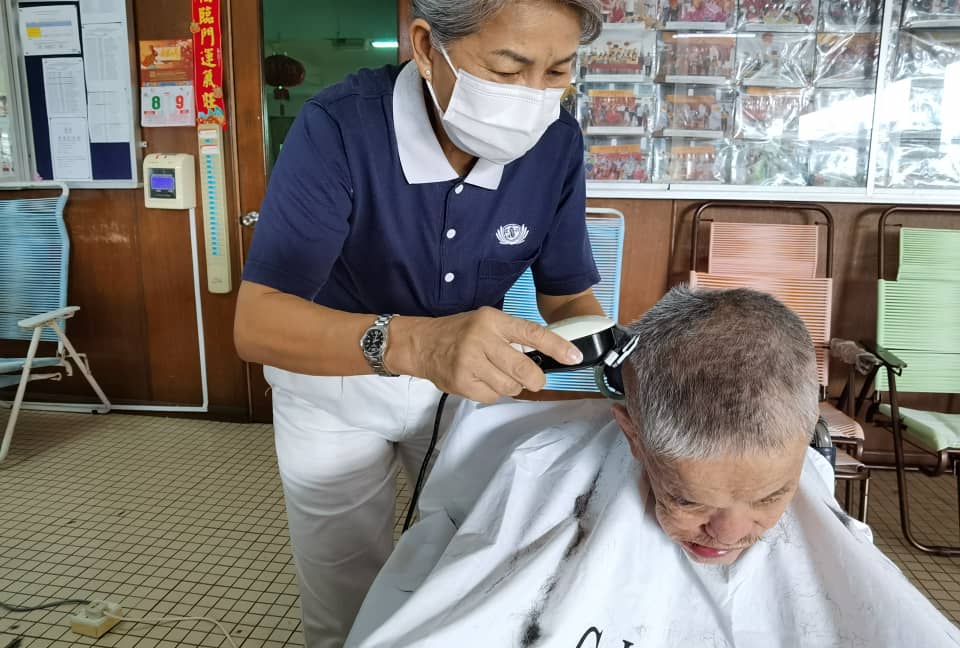 东：关丹慈济义工团拜访关丹华团安老院，并为院内长者理发及修剪指甲。