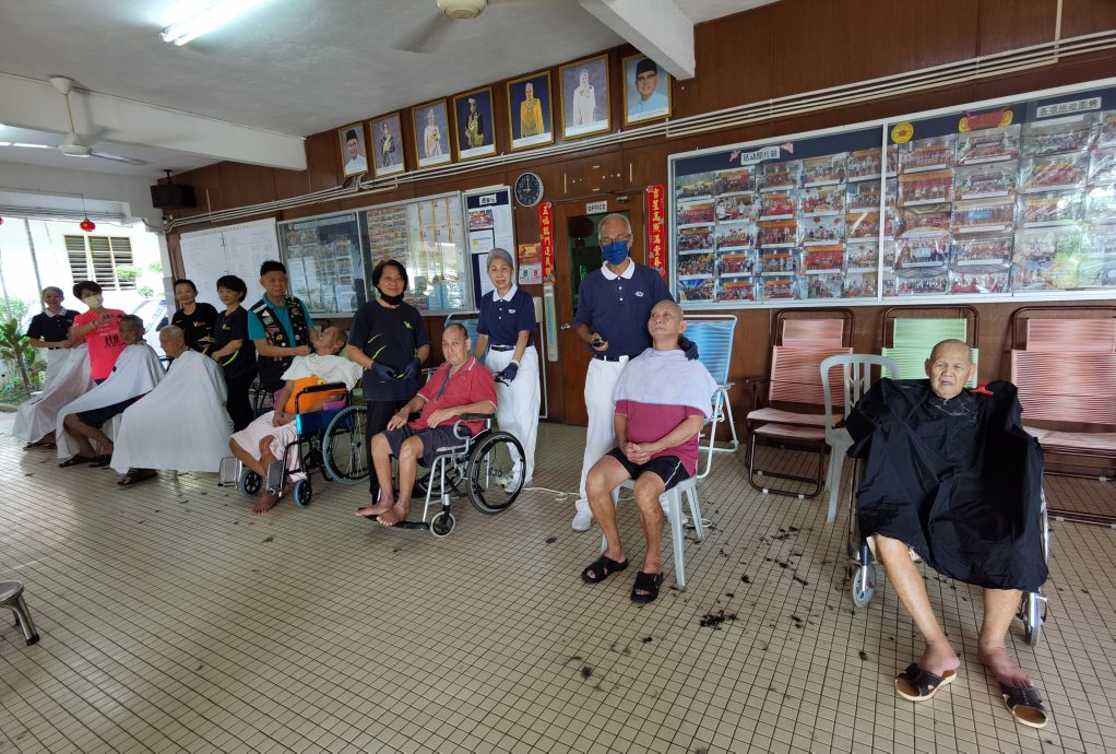 东：关丹慈济义工团拜访关丹华团安老院，并为院内长者理发及修剪指甲。