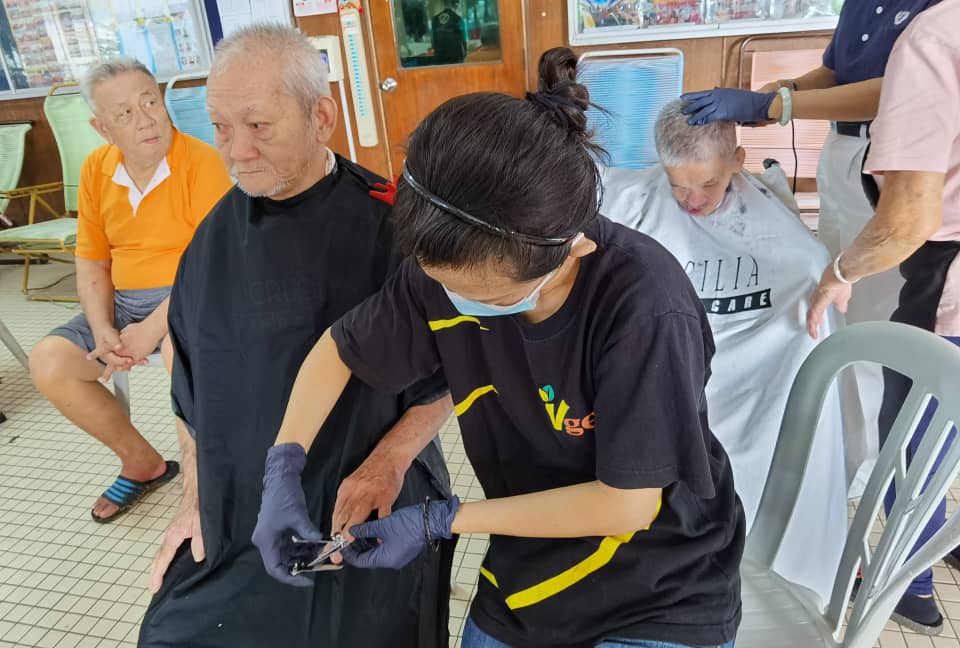 东：关丹慈济义工团拜访关丹华团安老院，并为院内长者理发及修剪指甲。