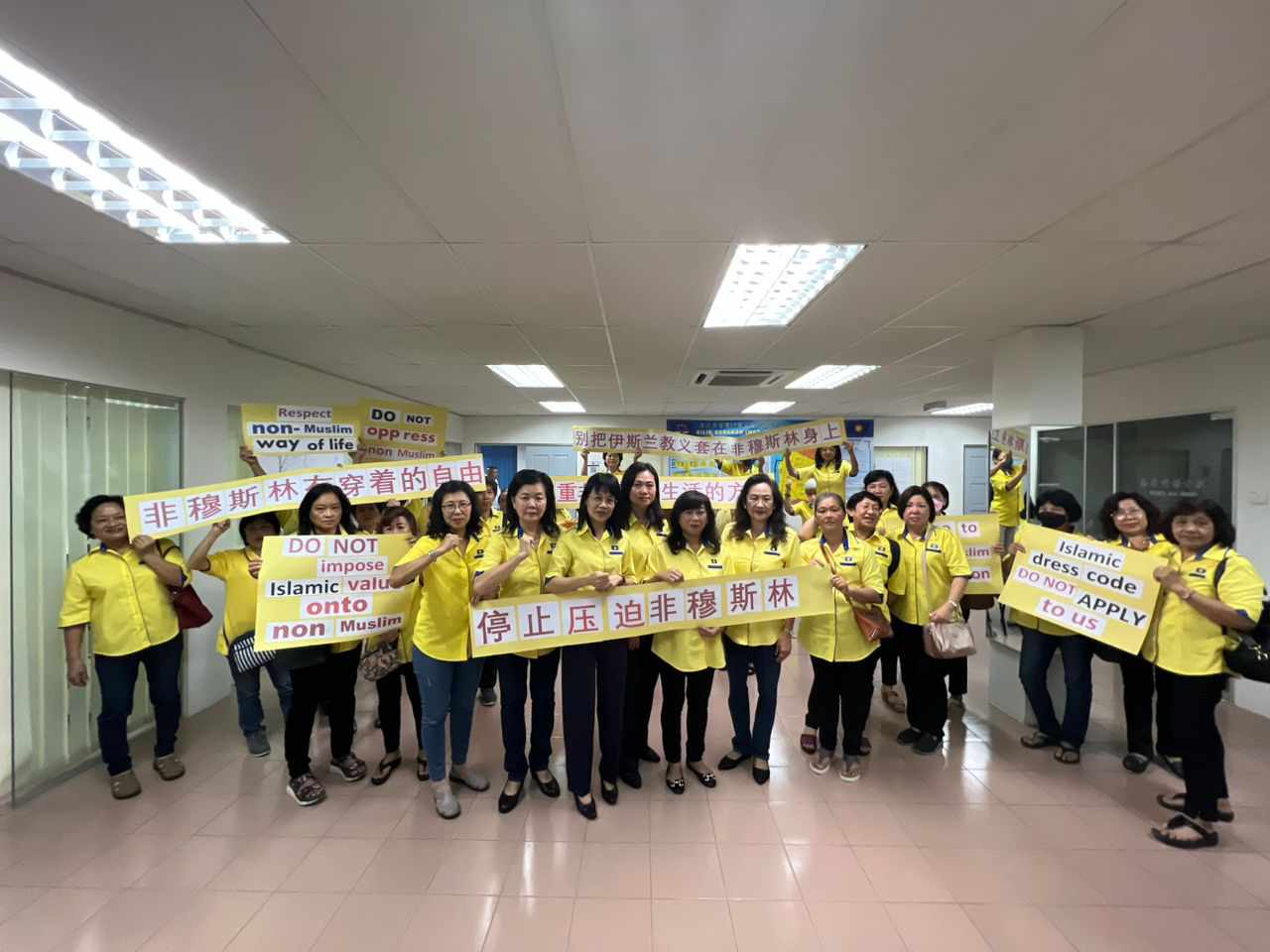 哥市一家服装店华裔女业主在哥打峇鲁市议会执法人员上门检查时,被指衣著不端庄而接罚单事件,马华妇女组总秘书苏维菱认为此事荒谬且离谱。