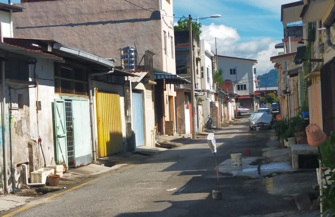 东:市议会开罚单给停放在商店后巷违例的车辆