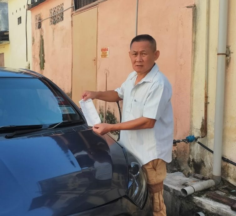 东:市议会开罚单给停放在商店后巷违例的车辆