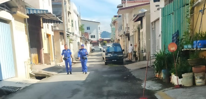 东:市议会开罚单给停放在商店后巷违例的车辆