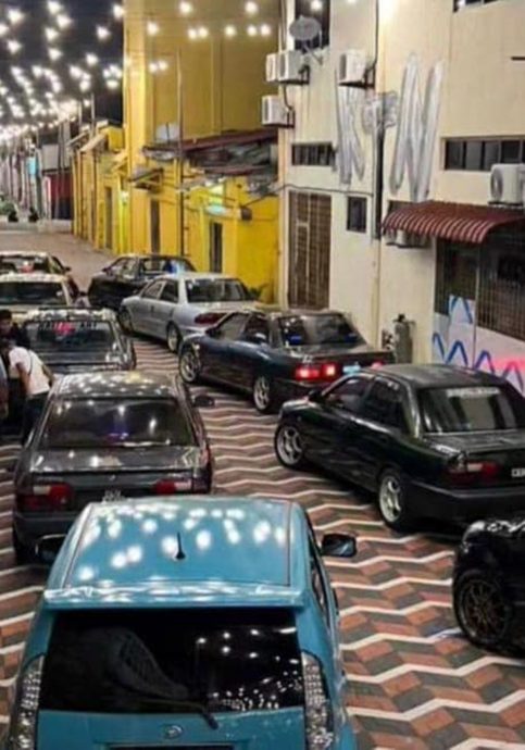 东:擅自移走壁画街围栏闯入禁区,关丹市政厅已向10违规车主开罚单。