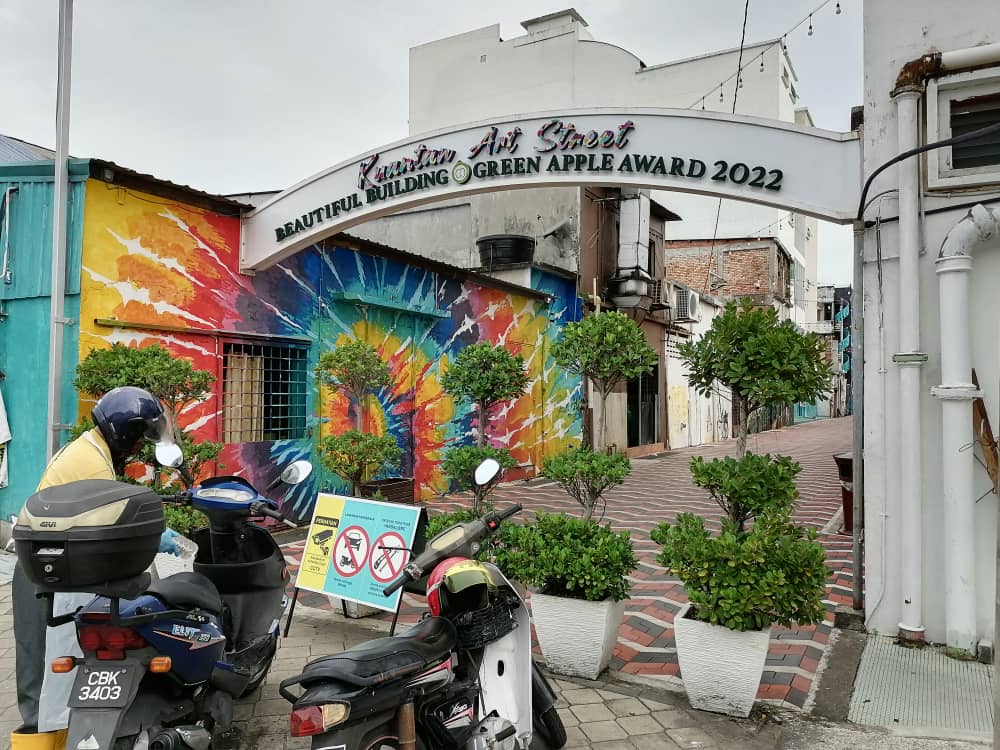 东:擅自移走壁画街围栏闯入禁区,关丹市政厅已向10违规车主开罚单。