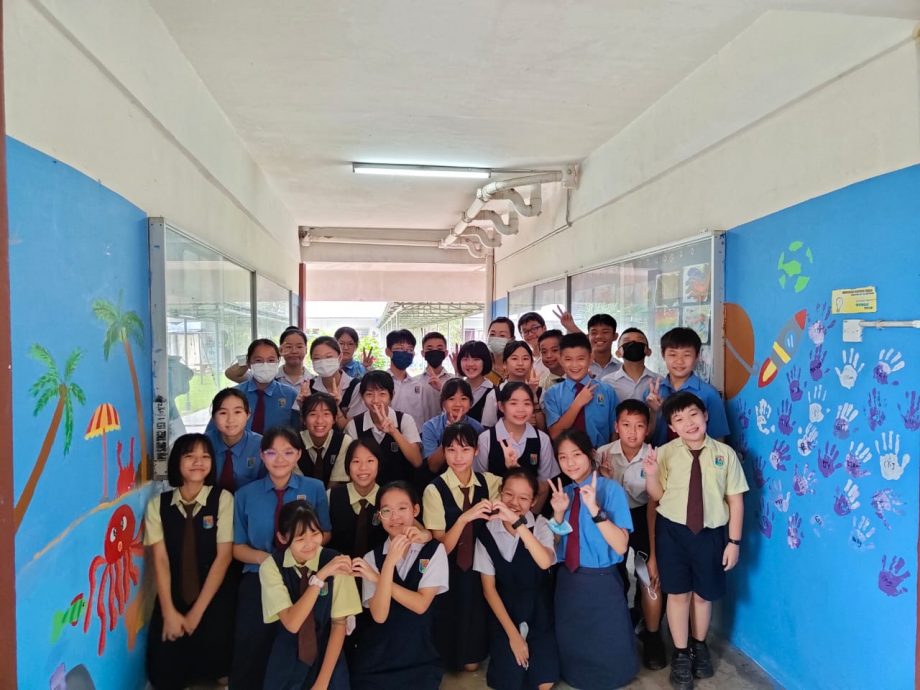 東:直涼立德華小老師引導學生完成壁畫