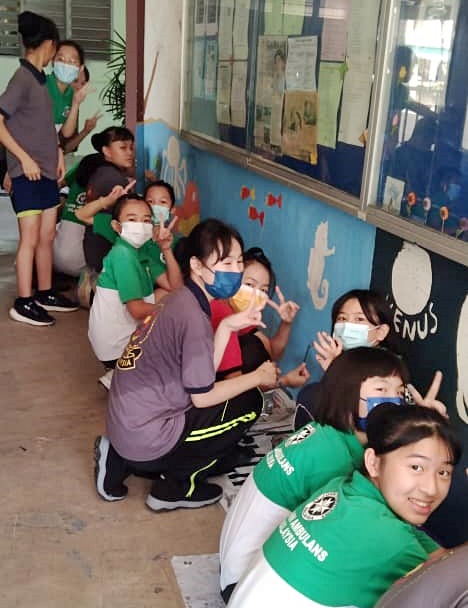 東:直涼立德華小老師引導學生完成壁畫