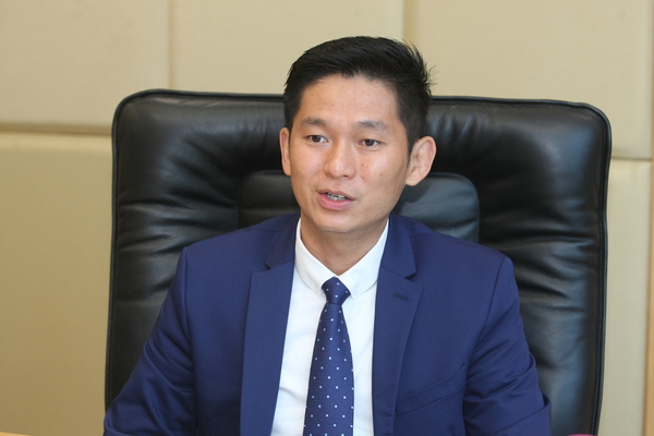 东:简民发文告