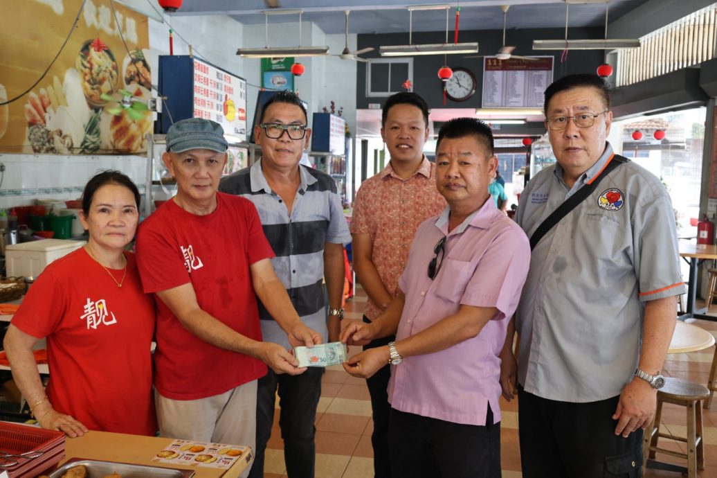 东:设在靓茶餐厅走廊处,“慈善爱心冰箱”计划正式推介。