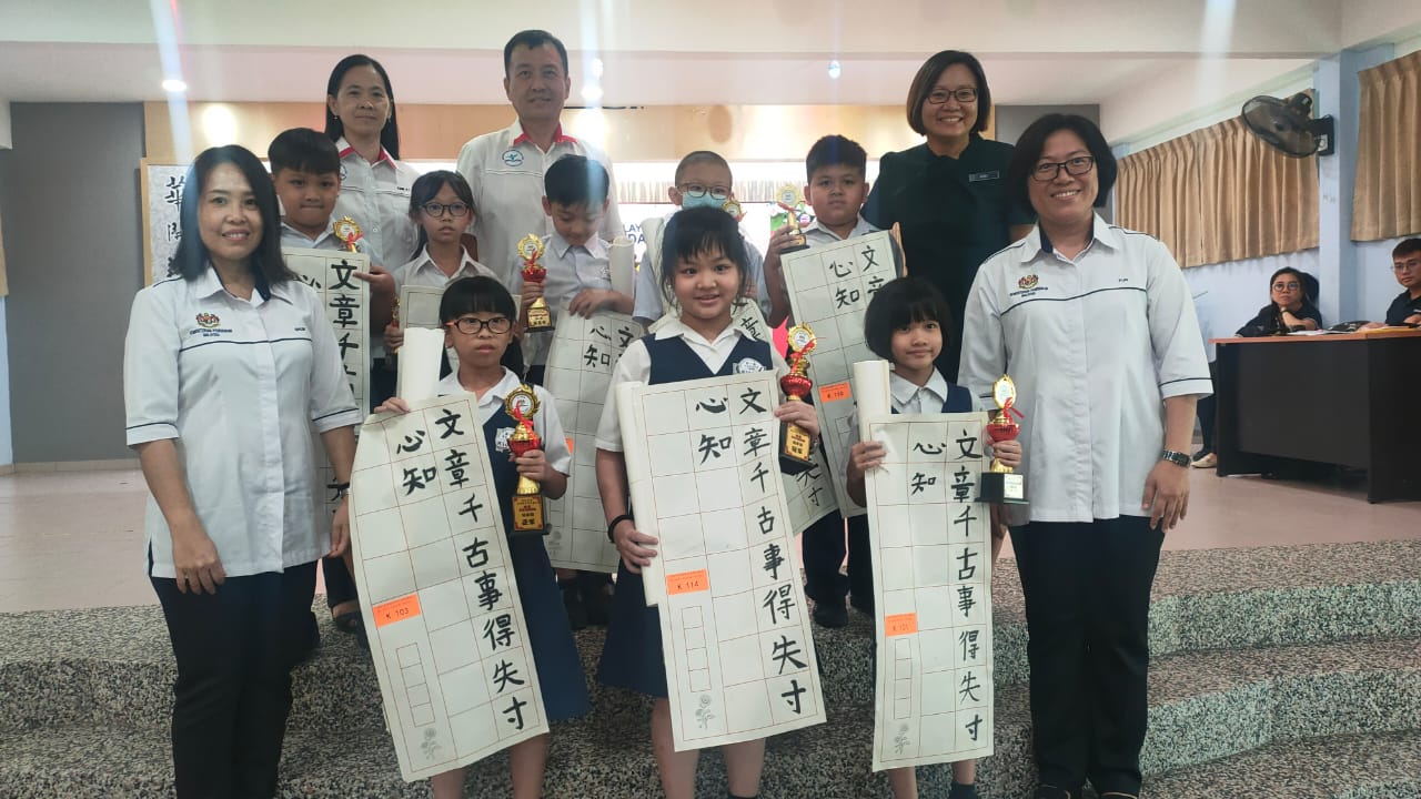 东:首次举办的2023年度登州华文学艺盛会日前在甘马挽挽华小学成功举行,瓜登中华维新小学获得全场总冠军。