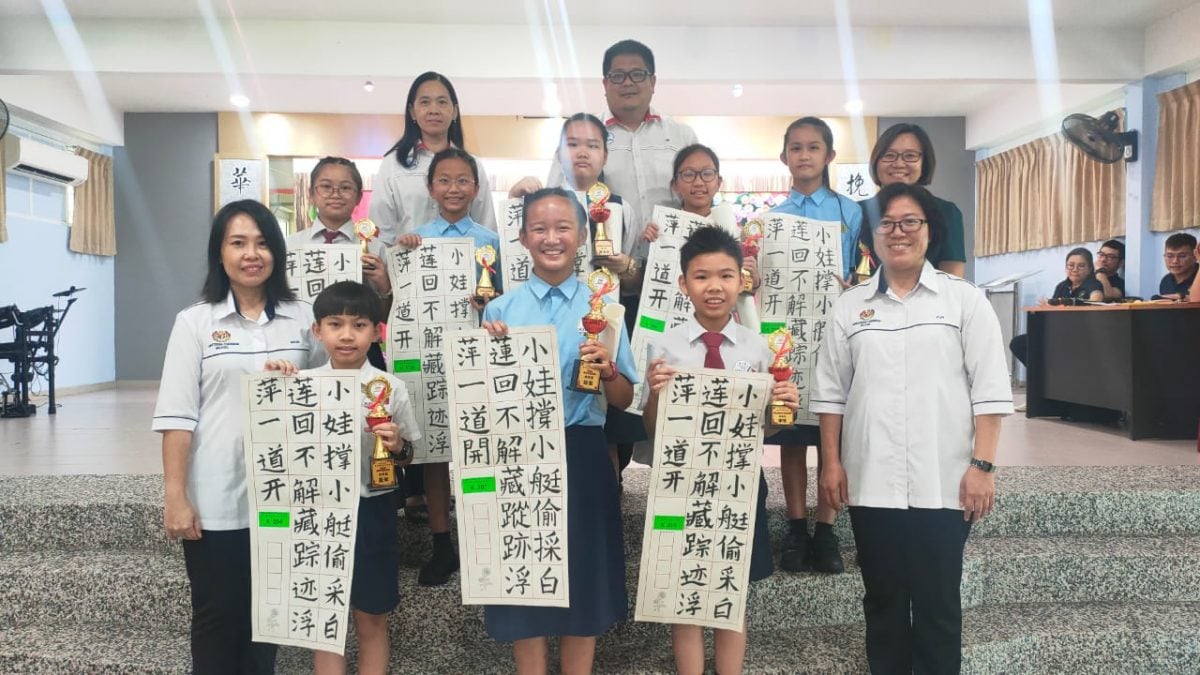 东:首次举办的2023年度登州华文学艺盛会日前在甘马挽挽华小学成功举行,瓜登中华维新小学获得全场总冠军。