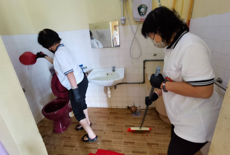 东:马来西亚无极圣母总会(关丹分会)前往关丹华团安老院,为安老院进行大扫除。