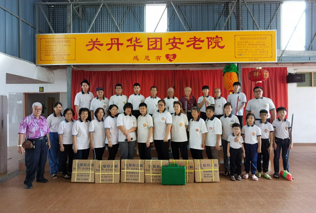 东:马来西亚无极圣母总会(关丹分会)前往关丹华团安老院,为安老院进行大扫除。