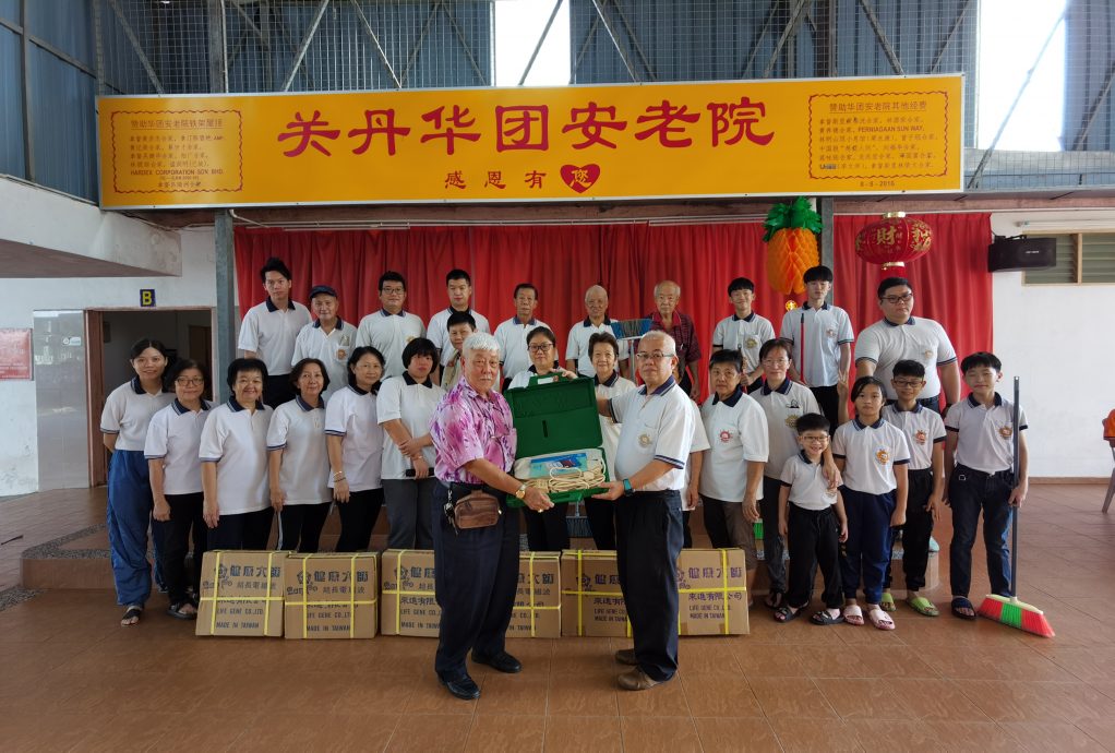 东:马来西亚无极圣母总会(关丹分会)前往关丹华团安老院,为安老院进行大扫除。