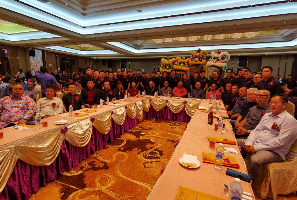 东：马来西亚泗公联谊会彭亨州关丹区会：关丹华团联合会会长拿督斯里黄崇洸认为，雇员公积金局（EPF）探讨2010年或之后出生的会员，在55岁时无法全额提领的方案，还有许多需要斟酌的地方。