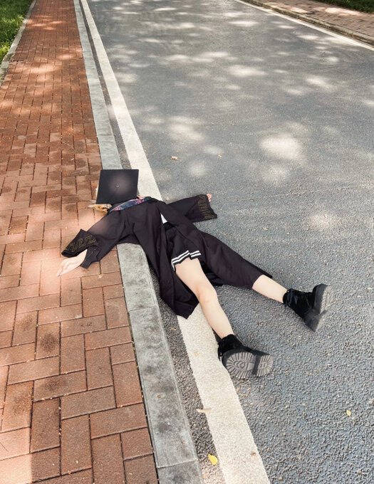 中国大学生拍“躺平”毕业照 对未来不抱幻想