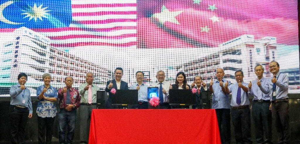 中国驻槟城总领事馆赠培元独中40台电脑