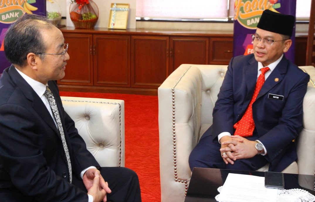 中国驻马大使馆捐款10万令吉予JAWI