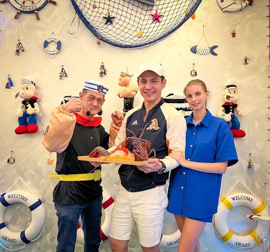 佳娜怀孕搭机祖雄独坐经济舱 网赞:嫁到好老公