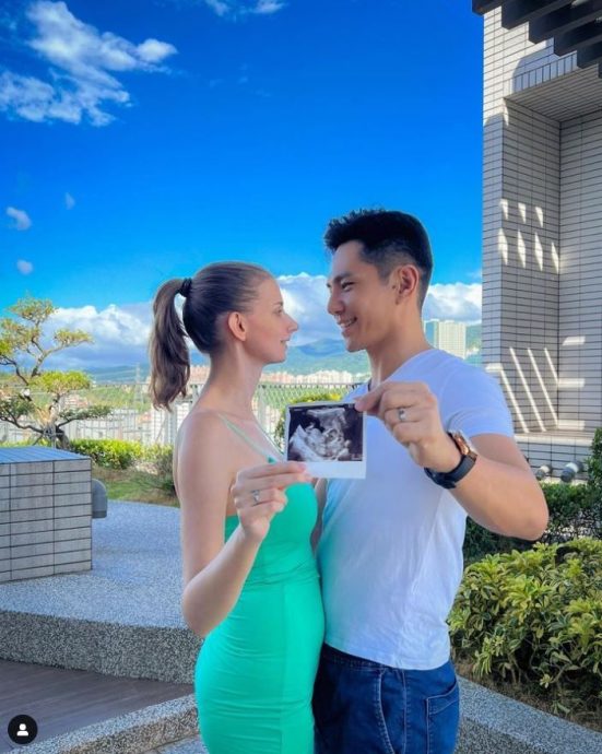 佳娜怀孕搭机祖雄独坐经济舱 网赞:嫁到好老公