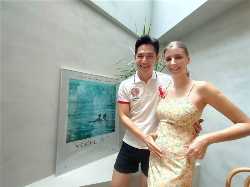 佳娜怀孕搭机祖雄独坐经济舱 网赞:嫁到好老公