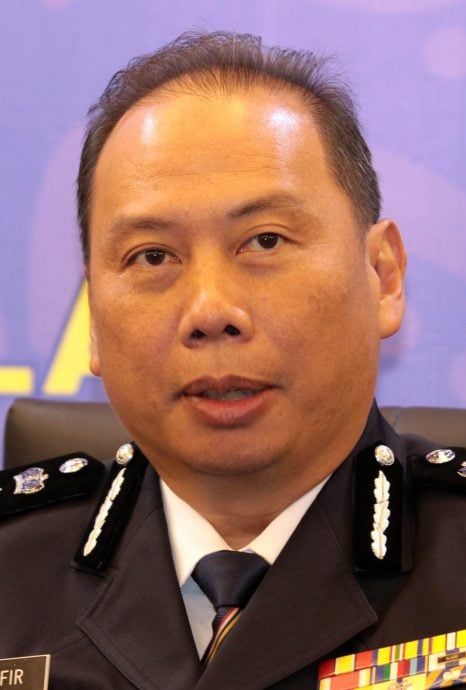 供星洲网/曹长疑自轰,头部中枪倒毙警局