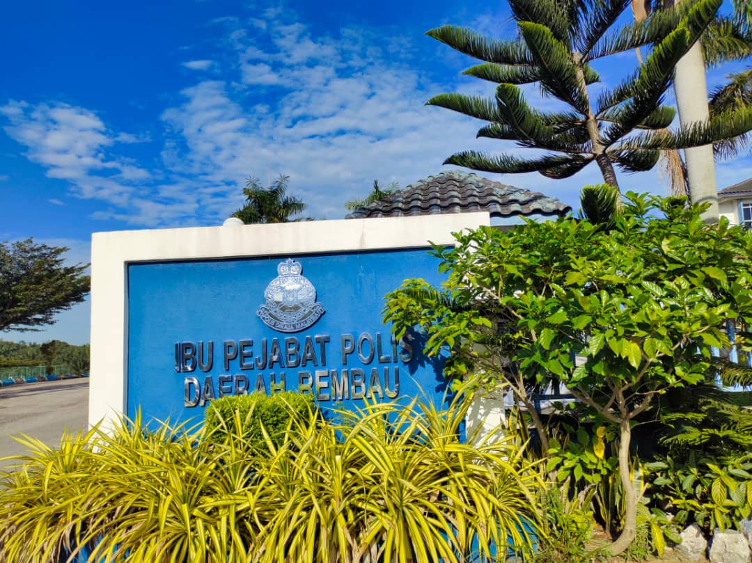 供星洲网/曹长疑自轰,头部中枪倒毙警局