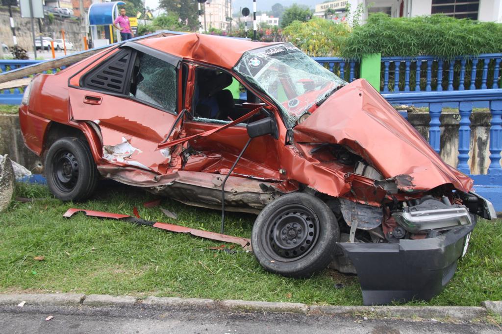 供星洲网：两名男子清晨车内对饮谈天，被暴徒打劫，连车都被撞毁