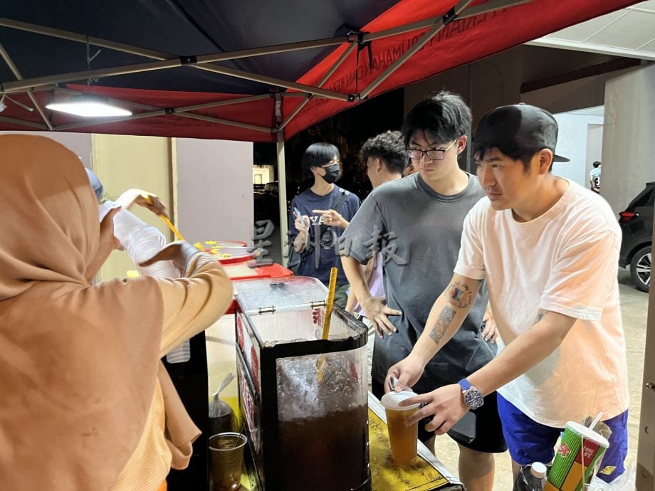 供网/曹格现身看儿子打篮球