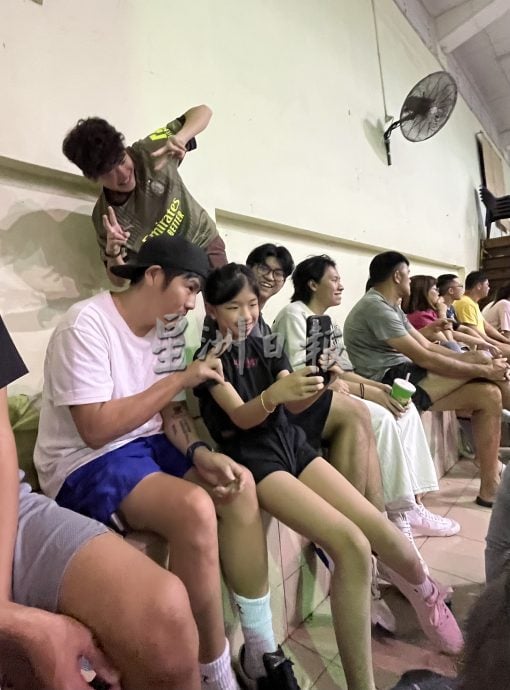 供网/曹格现身看儿子打篮球