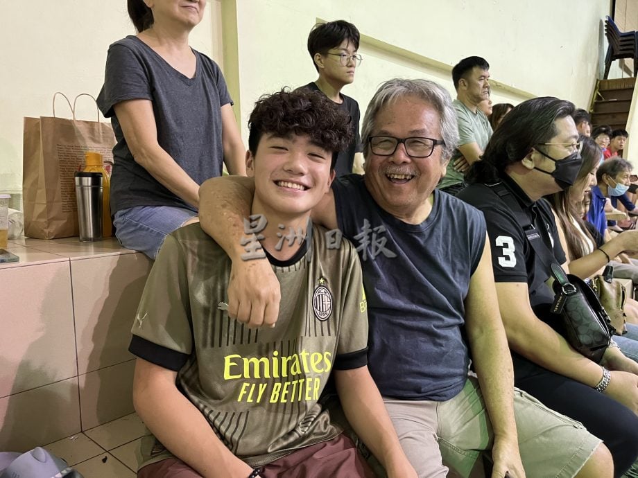 供网/曹格现身看儿子打篮球