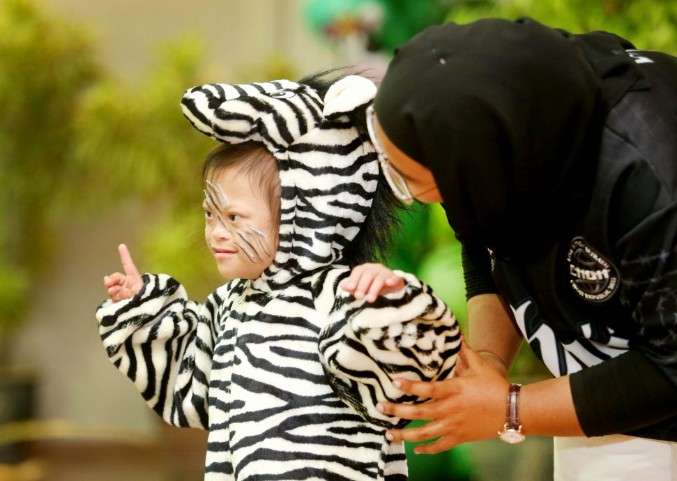 全国版／【暖势力】／特殊儿童时装秀  勇敢装扮展现自己 