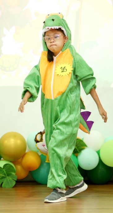 全国版／【暖势力】／特殊儿童时装秀  勇敢装扮展现自己 