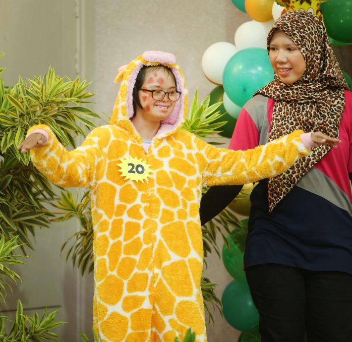 全国版／【暖势力】／特殊儿童时装秀  勇敢装扮展现自己 