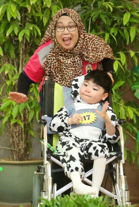 全国版／【暖势力】／特殊儿童时装秀  勇敢装扮展现自己 