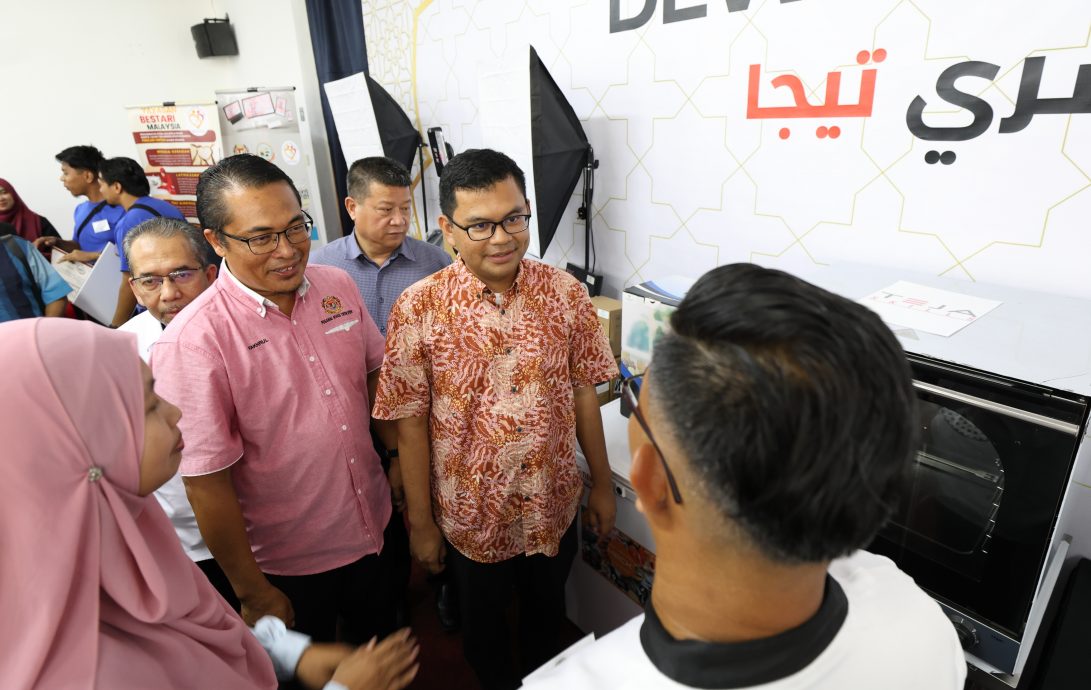 全国: 地方政府发展部副部长阿克玛出席加强关丹城市社区经济计划闭幕礼。